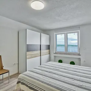 Apartman Marina With Sea View, Póla