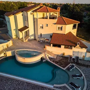 Apartman Amela, Póla